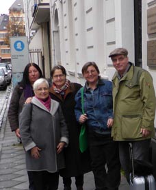 Vorstand der Varnhagen Gesellschaft vor dem Heine Haus in Düsseldorf