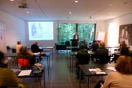 Martin Simsen, Vorsitzender der Justus-Möser-Gesellschaft vor dem Publikum der Varnhagen Gesellschaft in Kalkriese